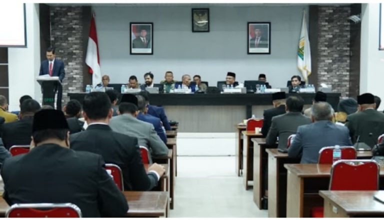 Suasana rapat paripurna DPRA