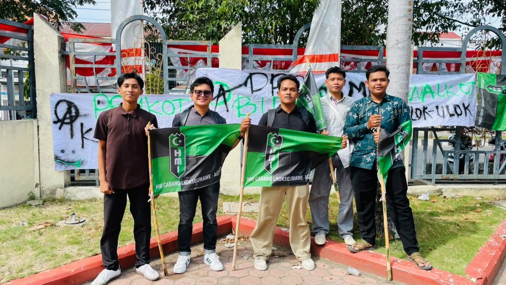 Mahasiswa menyampaikan aspirasi di DPRK Lhokseumawe
